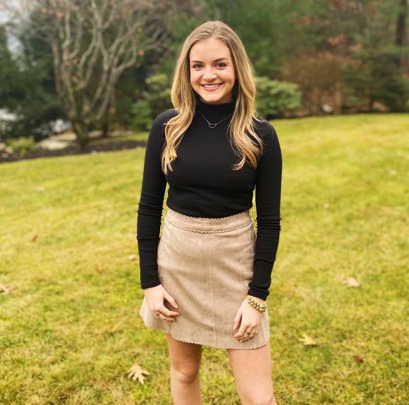 Meet your Posher, Caroline - Picture 1 of 1